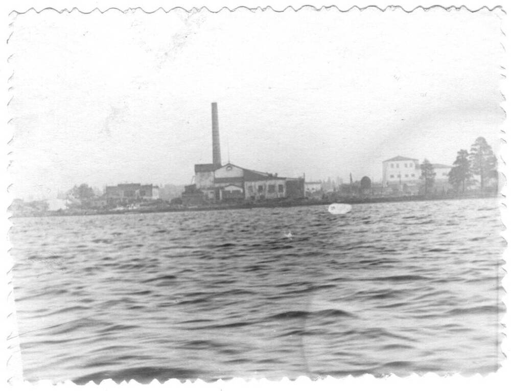 Фотография. Суоярвская картонная фабрика. Вид со стороны озера Суоярви