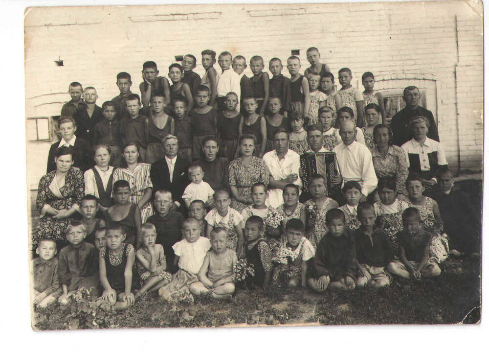 Фотография коллектива Пономаревского санатория с детьми. 1950- е гг.