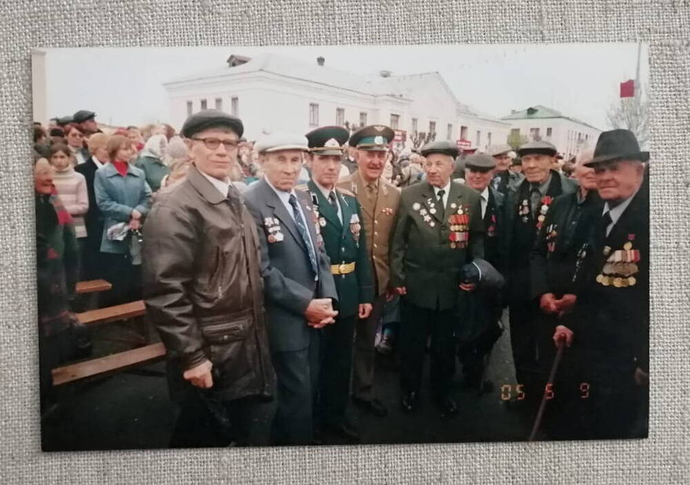 Фото. Портретный групповой снимок ветеранов ВОВ на площади у памятника неизвестному солдату. 1-й слева - Алексеенко Анатолий Иванович.