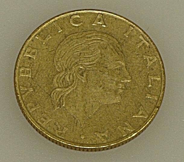 Монета 200 лир. Италия