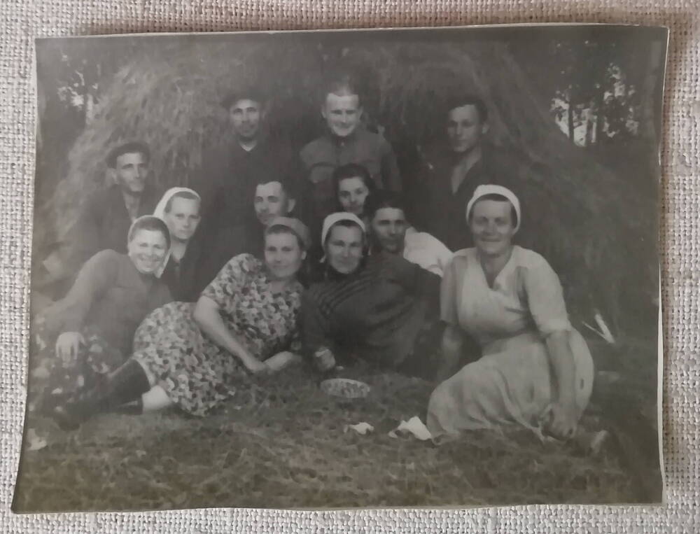 Фото. Работники Райкома на уборке сена. Которова Ольга Александровна (1-й ряд справа).