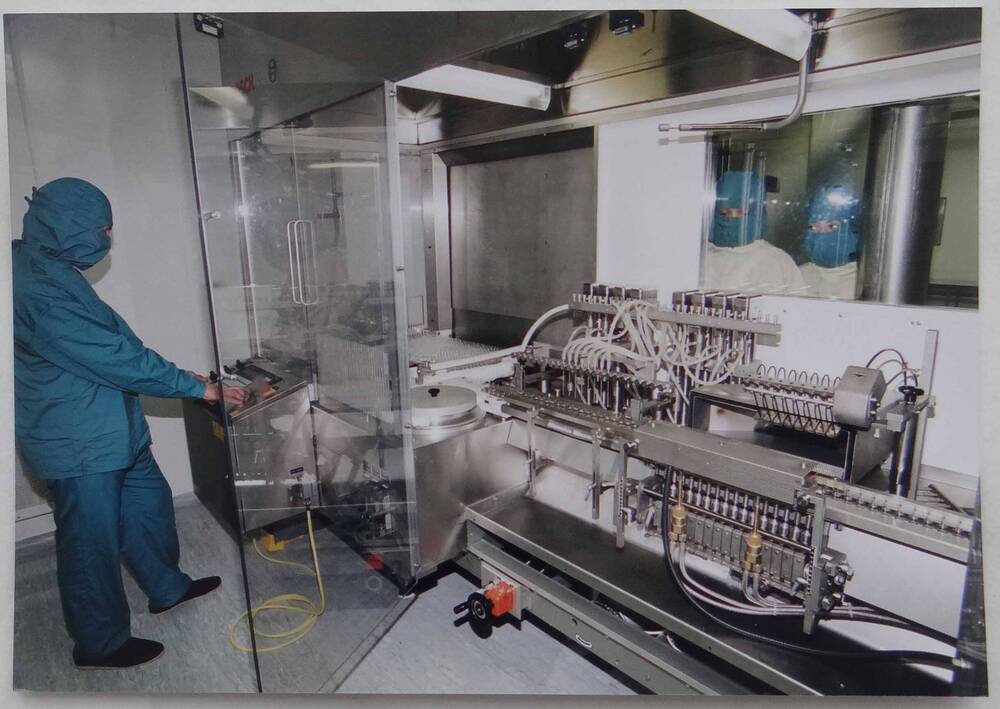 Фотография.Цветная. Цех цитомединов, конвеер, заполнение пробирок препаратом. ГУП Иммунопрепарат, март 2003 года, Уфа.