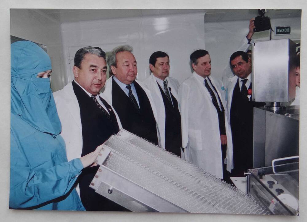 Фотография. Цветная. Посещение премьер-министра РБ Р.И. Байдавлетова ГУП Иммунопрепарат, 29 января 2002 года.