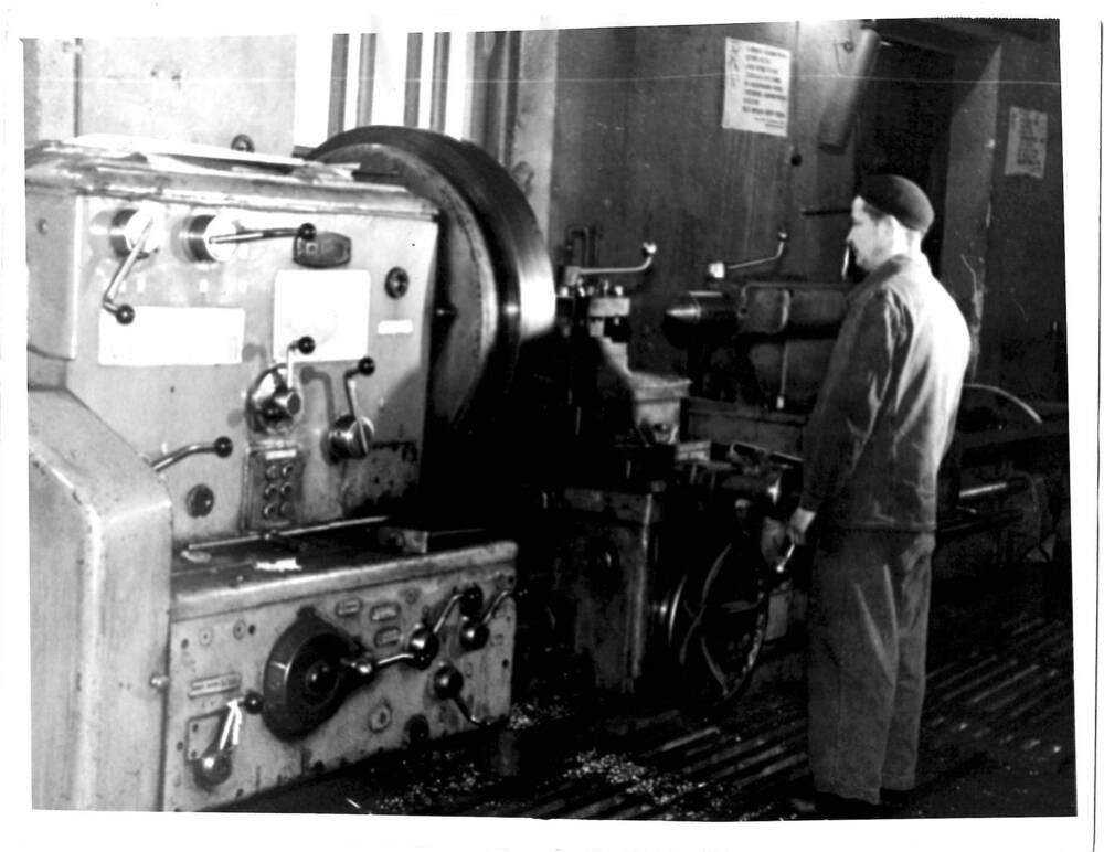 Фотография. Суоярвская картонная фабрика. Токарный станок в  механическом цехе (РММ)
