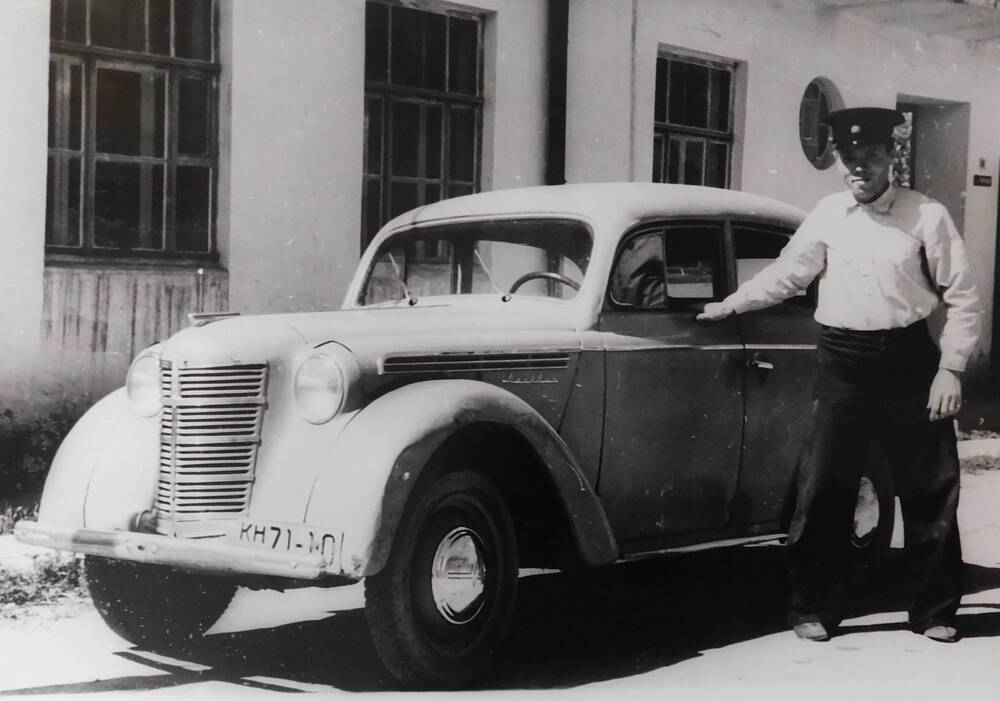 Фото. Механик Яранского радиоузла около стоит около своей машины Москвич.