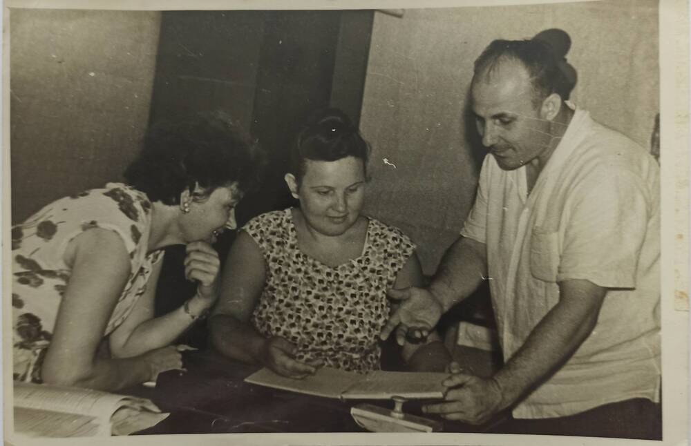 Фото сотрудники пансионата Адлер 1957 год. Слева Киселева Л.С. - бухгалтер. (ул.Демократическая)