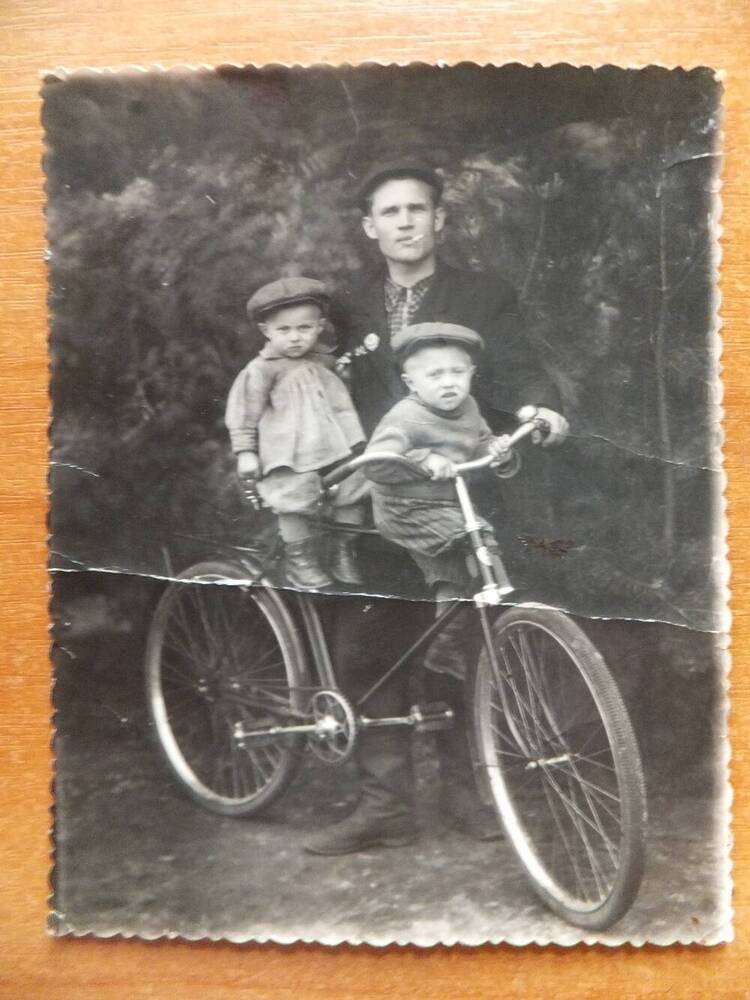 Фото. Симонов Николай Яковлевич с детьми на велосипеде, 1960-е годы.