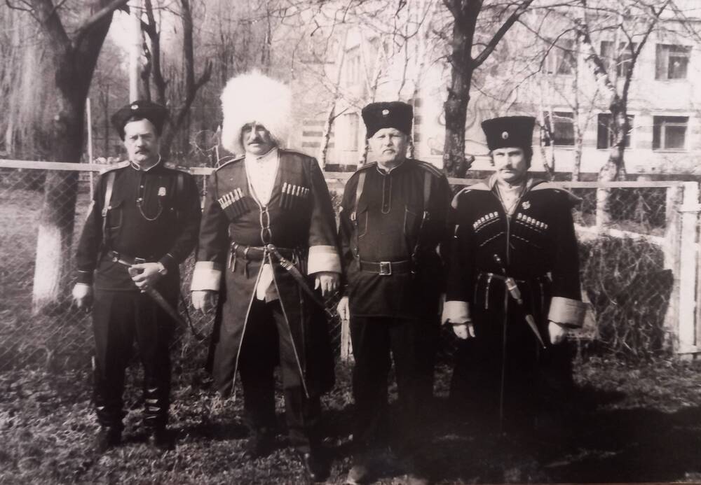 Фотография  атамана Новокубанского казачьего общества А. Рыбалко с казаками 1993 год.
