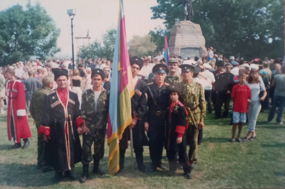 Фотография групповая  Праздник в честь 210й годовщины высадки казаков на Тамань  и начало освоения Кубани. Новокубанские казаки г. Тамань 2002 год.