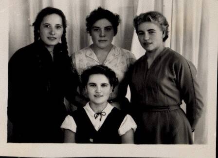 Фотография. Четыре девушки,  слева стоит в темном платье Кустова Л.Ю.