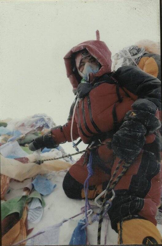 Фотография в рамке под стеклом. На снимке  Албогачиева  Лейла Султановна альпинистка. Восхождение на гору Килиманджаро 2014 г.