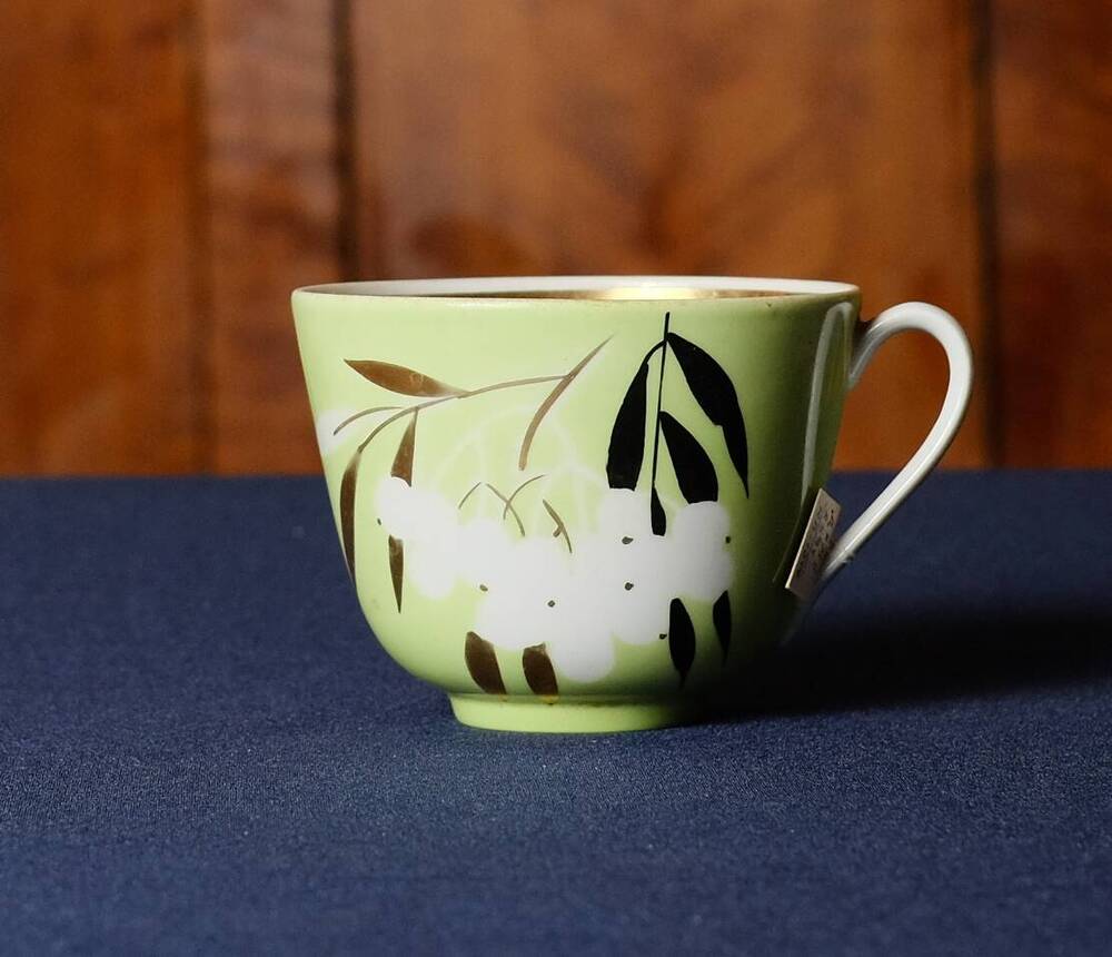 Чашка чайная с ручкой,салатого цвета с растительным рисунком.Гроздья рябины белого цвета с листьями золотистого и черного цветов.