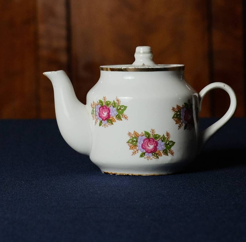 Чайник заварочный ,белого цвета с растительным орнаментом