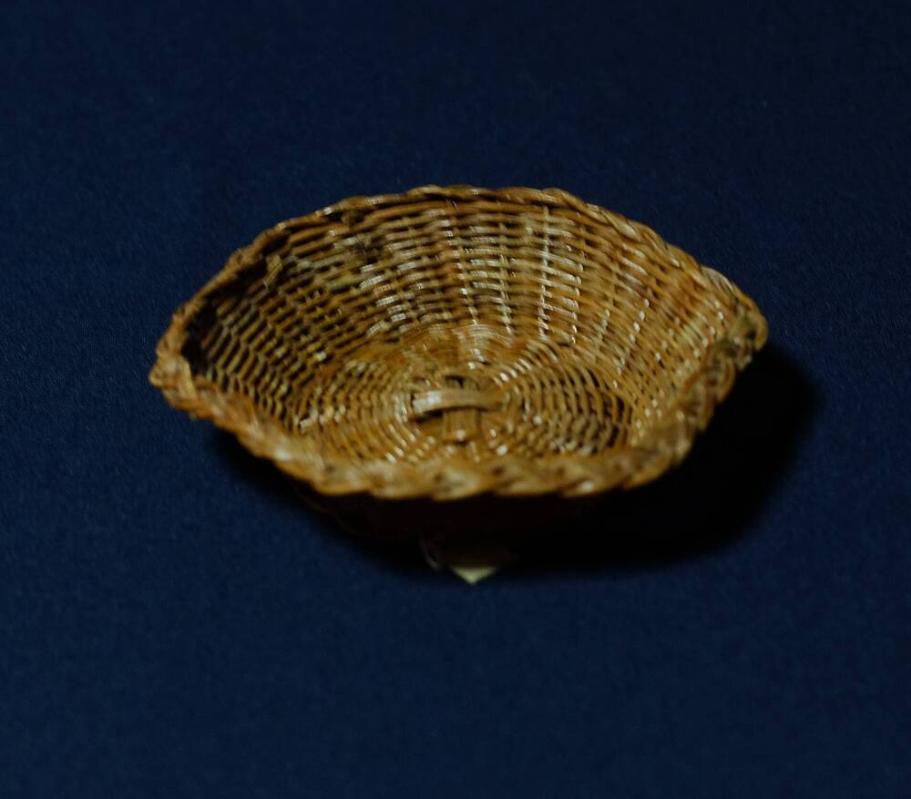 Тарелочка декоративная ,шестигранная из соломки,покрыта коричневым лаком