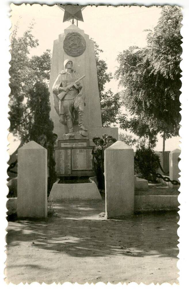 Фотография. Аксай, у братской могилы на пл. Героев. 1970 г.