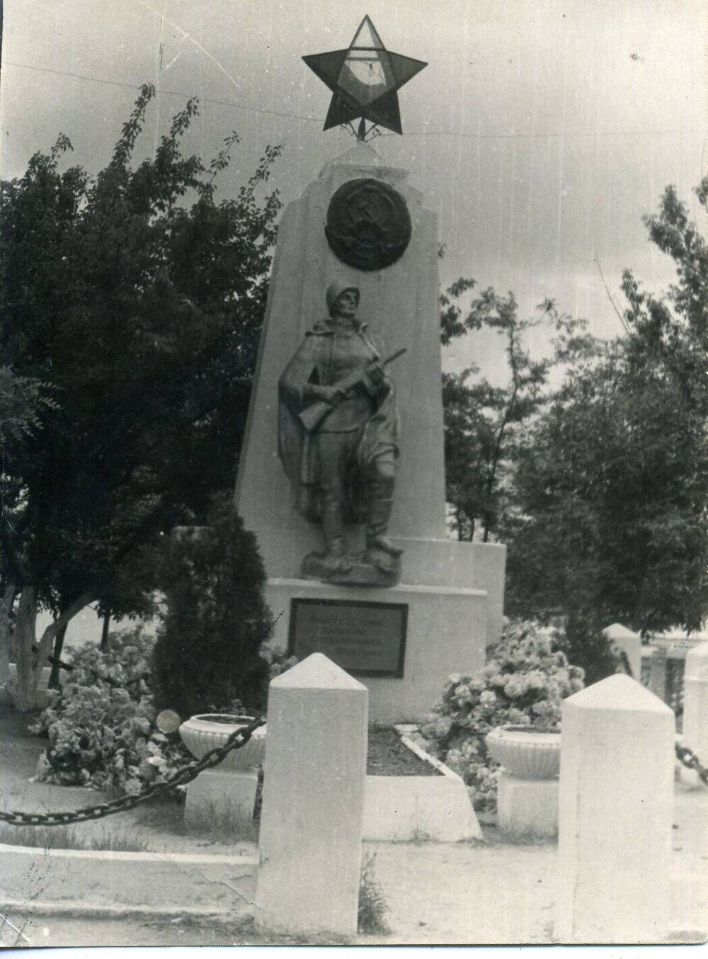 Фотография. Аксай, у братской могилы на пл. Героев.