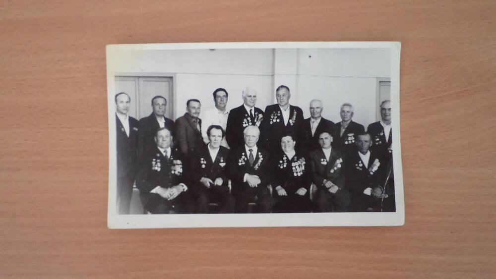 Фотография В.И. Селиванова и назаровцев-ветеранов войны (65й армии)