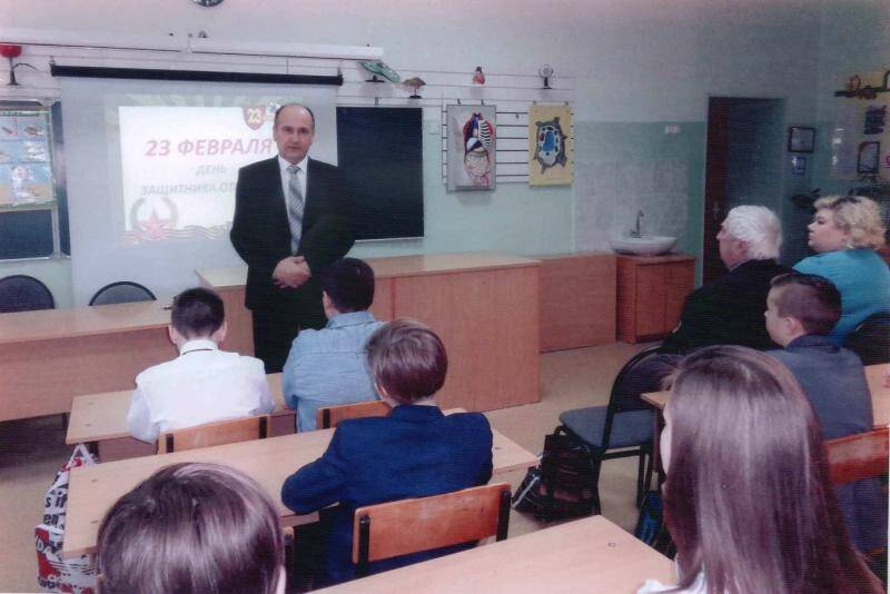 Фотография. Встреча участника ликвидации аварии на чернобыльской АЭС со школьниками.