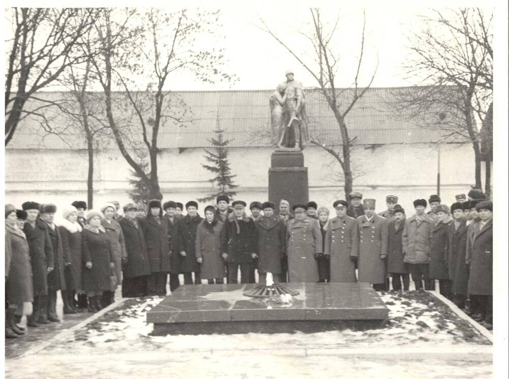 Фотография. Участники освобождения г.Ефремова у Вечного Огня в Комсомольском сквере