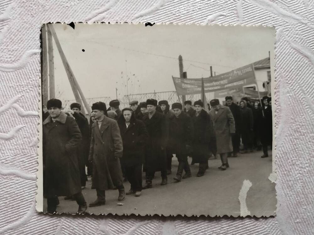 Фотография. Коллектив АТП на праздничной демонстрации 7 ноября 1962 года.