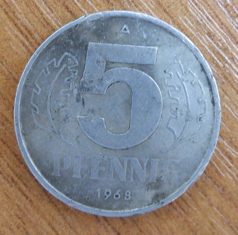 Монета достоинством 5 PFENNIG республики ГДР 1968 года