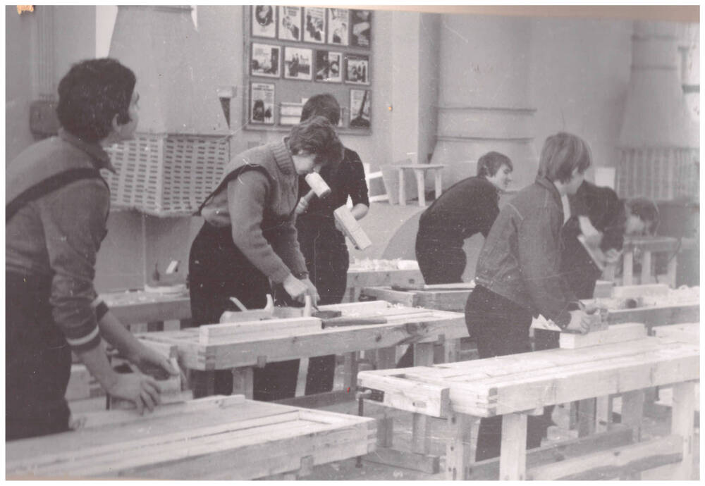 Фотография чёрно-белая из альбома «Учебный комбинат Пензенского управления строительства», г. Пенза -19, 1970-80-е гг. Учащиеся подшефной школы в мастерской плотников.