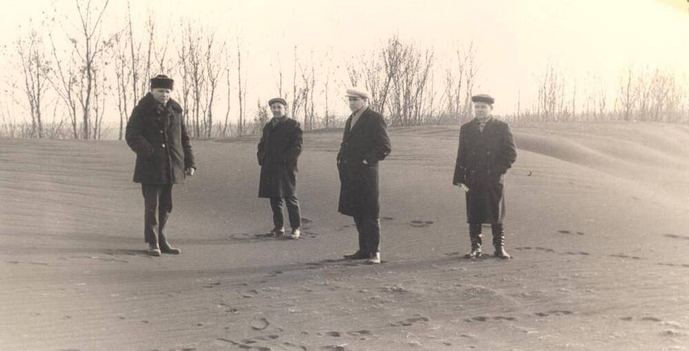 Фотография: Последствия пыльных бурь на полях. Слева Момот В.К. 1969 год.