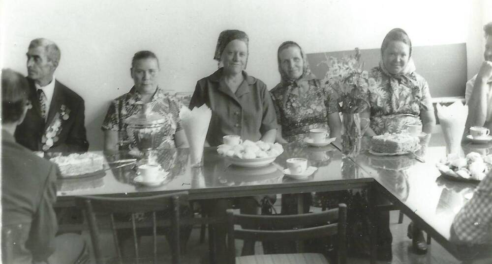 Фото. Вручение медали Ветеран труда труженикам к-за Родина, 1980 г.