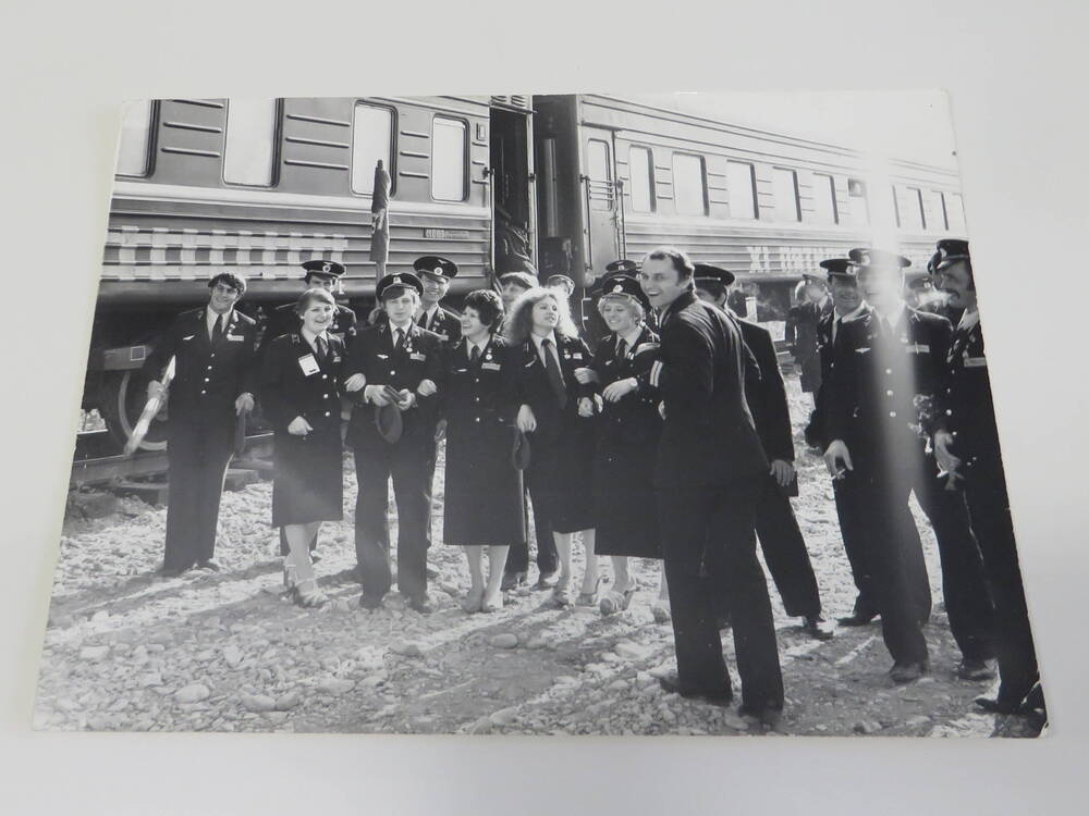 Фотография. Приезд II отряда молодых железнодорожников в п. Новый Ургал. 1981 г.