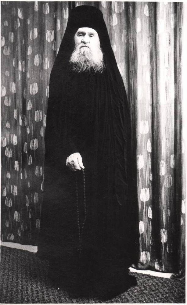 Фото. Схимонах Гермоген в черном монашеском одеянии и с четками.