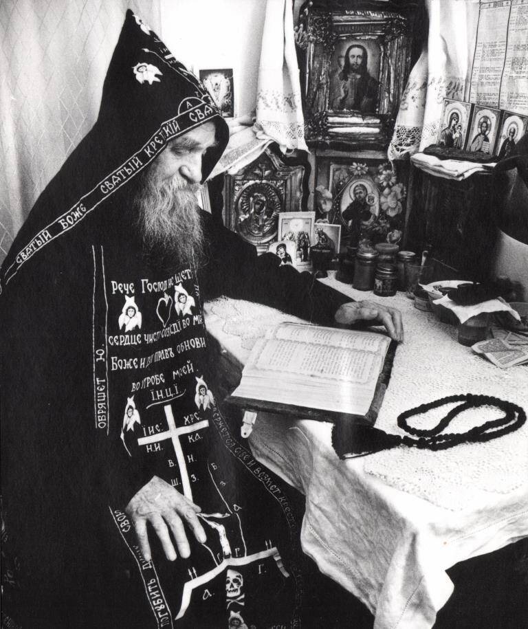 Фото. Схимонах Гермоген в интерьере своей комнаты.