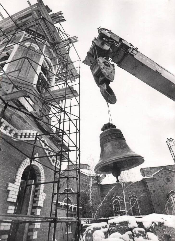 Фото. Поднятие колокола на звонницу храма Александра Невского в Кургане.