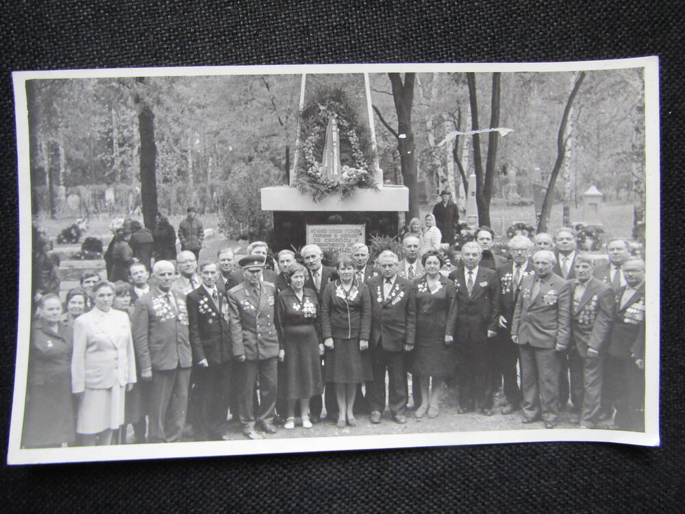 Фотография. Группа ветеранов 169 и 129 стрелковой дивизии у центрального обелиска на братском военном кладбище.