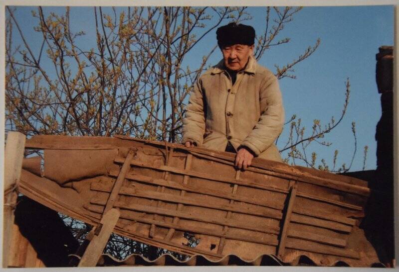 Ивигин Владимир Александрович с лодкой из цельного пласта бересты