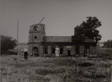 Фотография. Г.Ф.Гудков у разрушенной Надеждинской церкви.