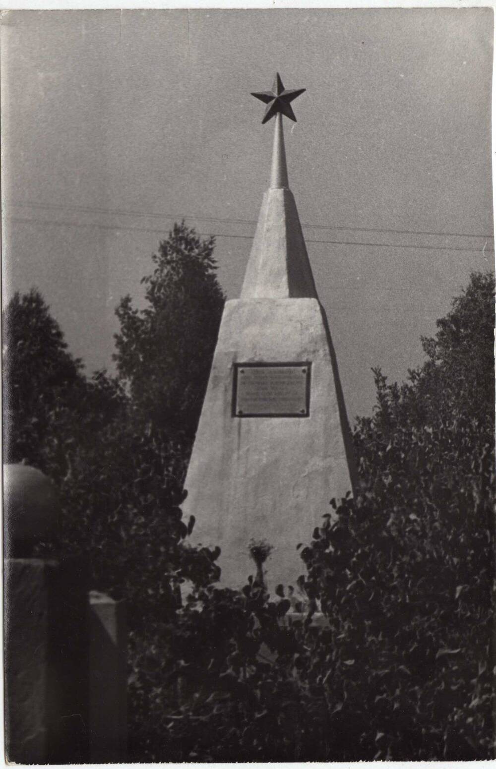 Фото. Памятник расстрелянным красногвардейцам в с. Тушна.