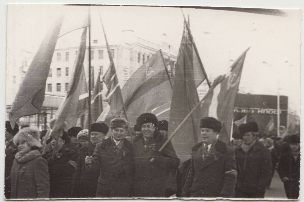 Фотография ч/б. Ноябрьская демонстрация, колона завода УМПО.