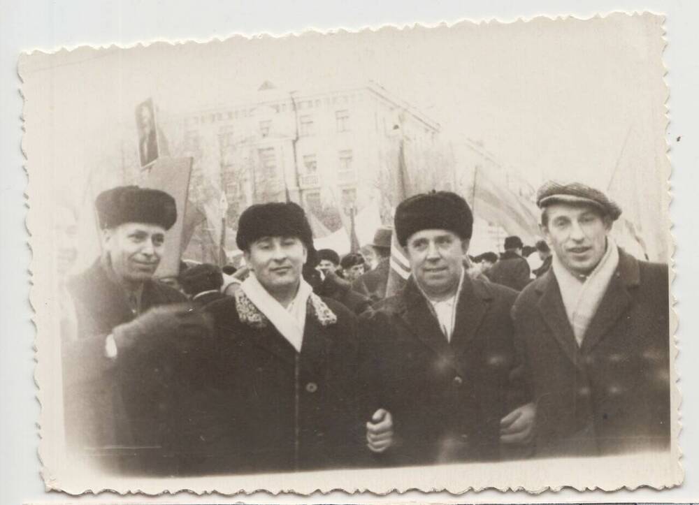 Фотография ч/б. Ноябрьская демонстрация, колона завода УМПО.