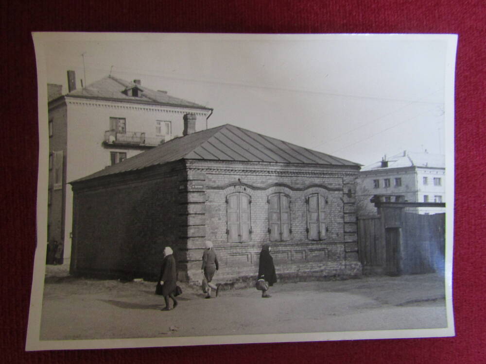 Фото. Старый жилой дом на углу проспекта им. Ленина и ул. Свердлова (напротив магазина Маяк).