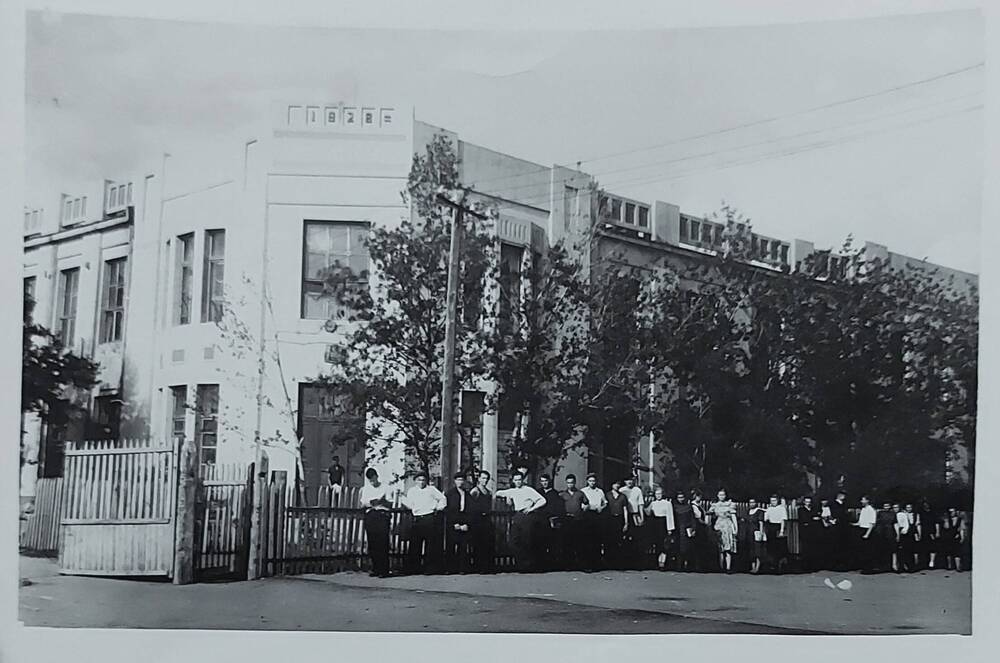 Фотография черно-белая групповая Окончание Славгородского сельскохозяйственного техникума.