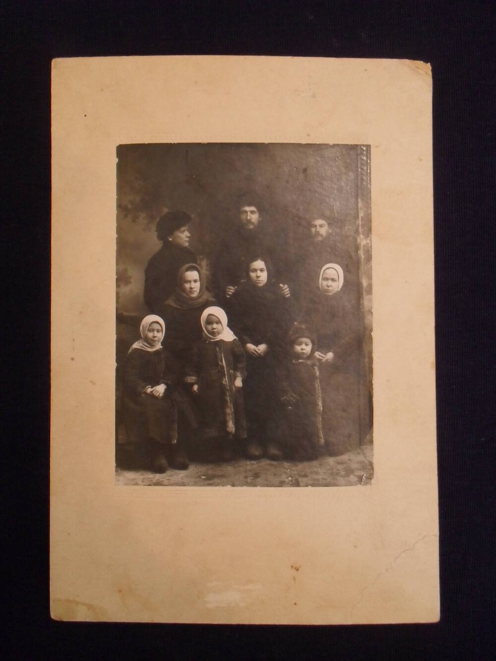 Фотография групповая на паспарту.  Подобина (Кузнецова) Екатерина с семьей.