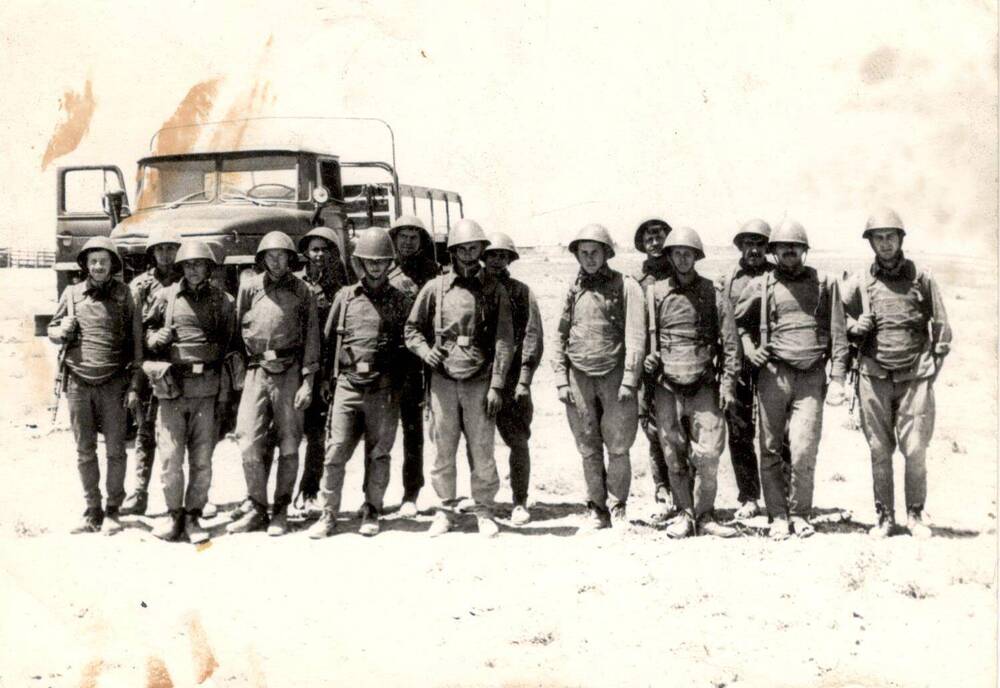Фотография групповая, черно- белая. Группа солдат в полевой форме