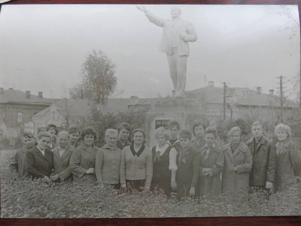 Фотография Пионервожатые Гаврилово-Посадского района у памятника В.И.Ленину, 1966 г