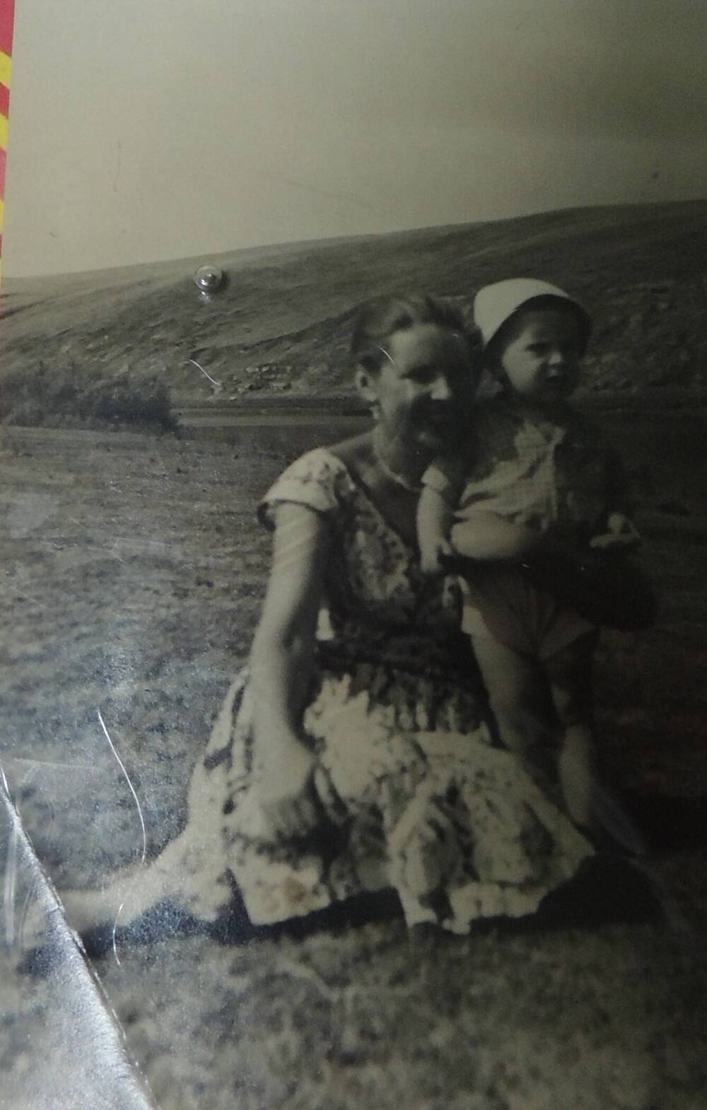 Фотография заслуженной артистки  РСФСР Людмилы Михайловны Фетисовой с сыном в селе Ступино.
