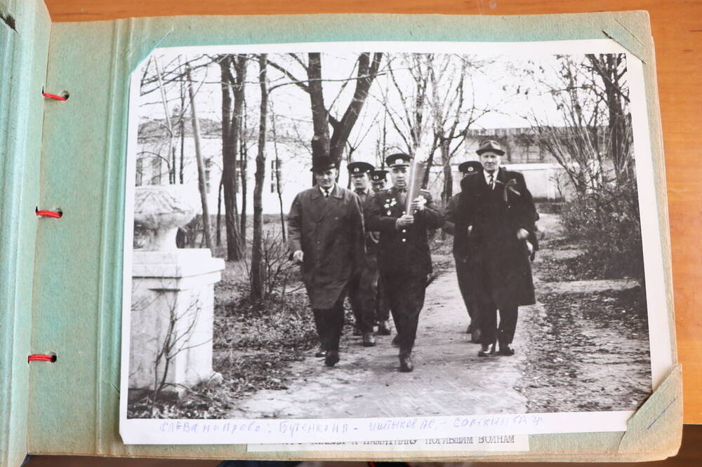 Альбом с черно-белыми фотографиями посвященный открытию памятника Монумента Славы в г. Новоалександровске 1972 году.