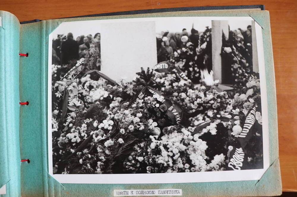 Альбом с черно-белыми фотографиями посвященный открытию памятника Монумента Славы в г. Новоалександровске.