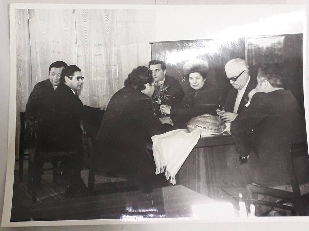 Фото групповое «Беседа Георгия Васильевича Свиридова   с руководителями Николаевского района в кабинете».
