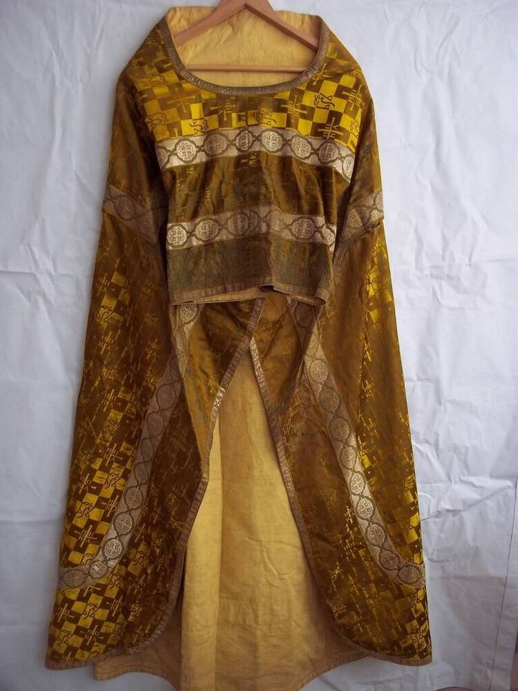Риза (фелонь) священника парчовая золотисто-коричневого цвета.