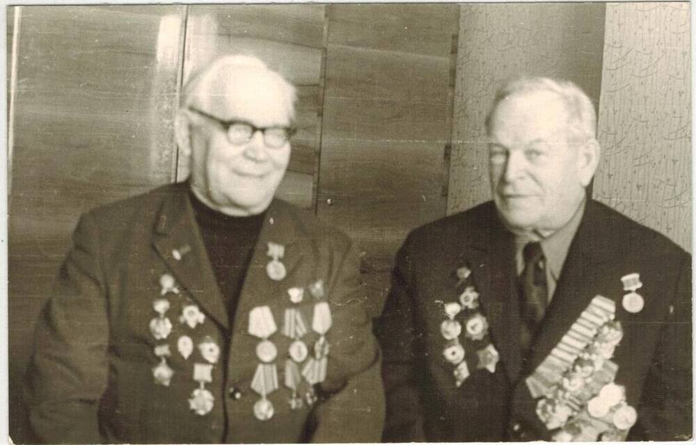 Фото ч/б братья Грибакины Дмитрий (слева) и Гурий 1978 г.