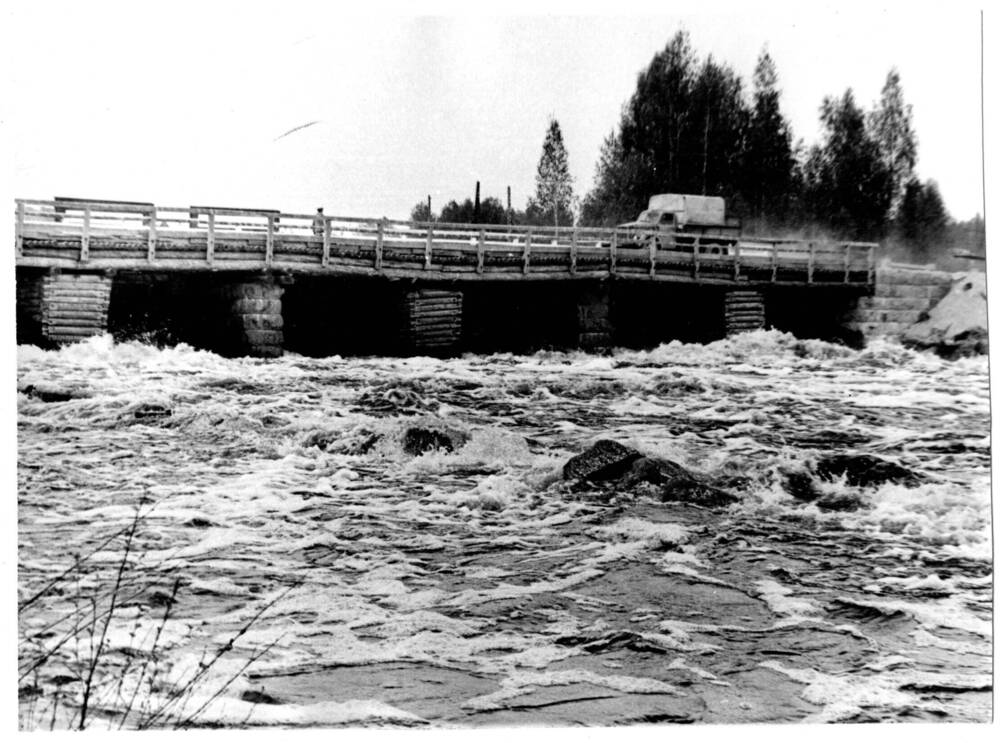 Фотография. Каратсалми. Паводок 1981 г. 18-28 мая. Мост через реку Каратйоки (центральная часть)